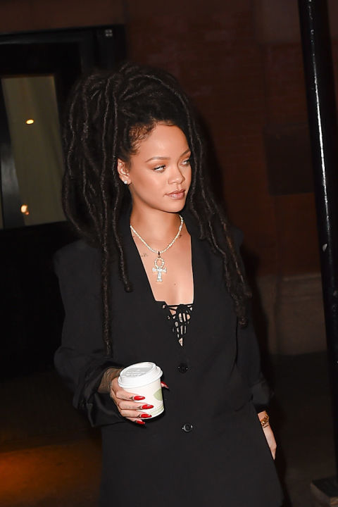 Capelli afro rasta per Rihanna: 10 acconciature con dread da copiare